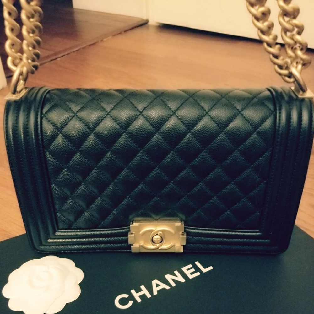 ❤NEW❤Chanel boy bag Black Caviar GHW